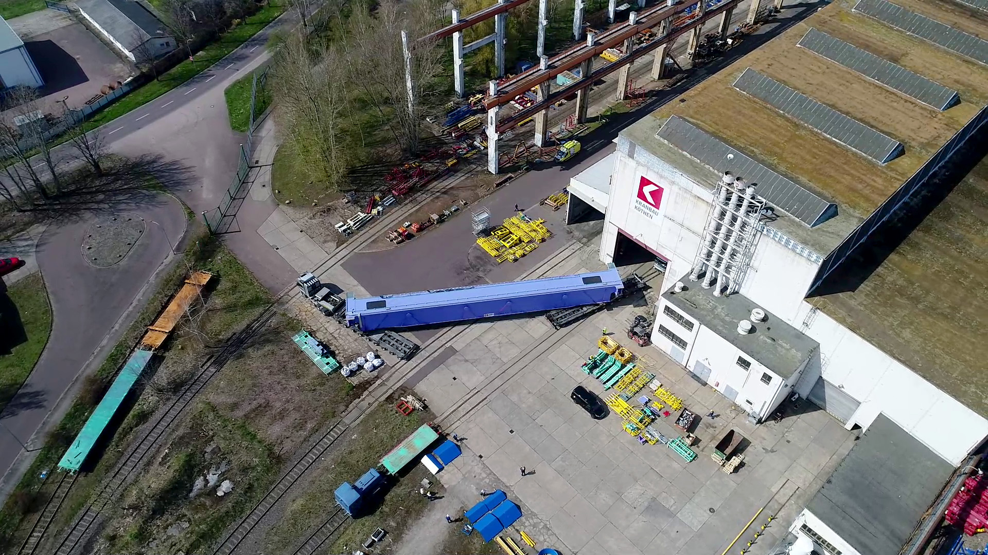 Der Convoi navigiert mit Träger 1 aus der Fertigungshalle