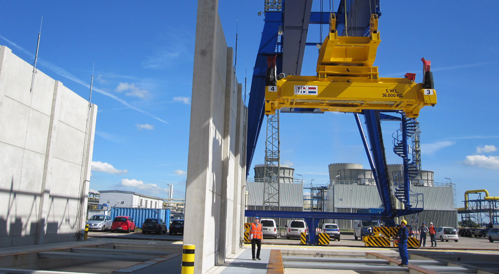 Container-Portalkran mit Lagerplatzverwaltungssystem